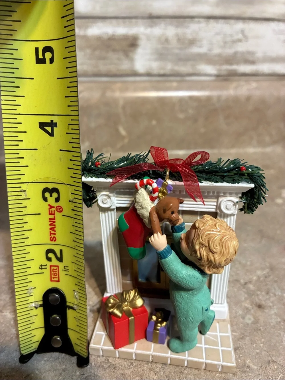 Hallmark Keepsake 2004 Reaching For Christmas
